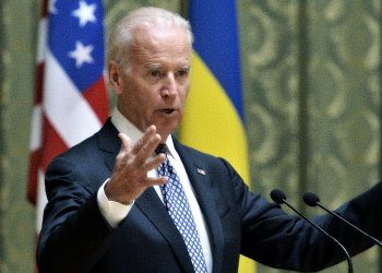joe-biden-ukraine-flag