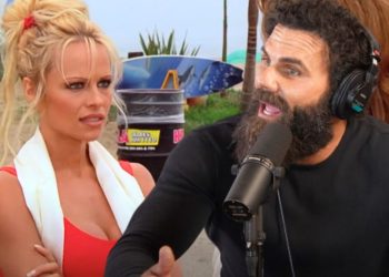 ‘Baywatch’ Star Jeremy Jackson Admits Sniffing Costars’ Swimsuits [VIDEO]