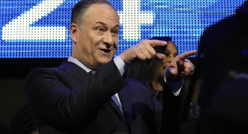 Second Gentleman Doug Emhoff Tries—and Spectacularly Fails—to Get Dem Crowd to Chant 'USA'