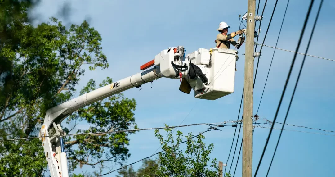 US Energy Says 20,000 New Linemen Needed for Rising Electricity Needs