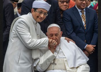 Pope Francis Kisses Hand of Muslim Imam, Declares All Religions 'Have a Role to Play'