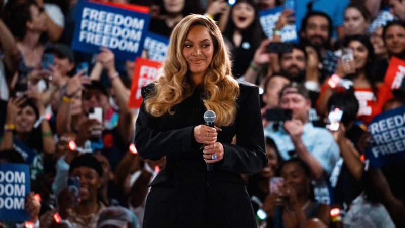 ‘Lied To Build A Crowd’: Kamala Booed For Duping Crowd Into Believing Beyoncé Would Perform