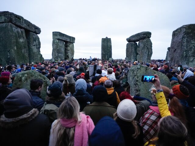 Thousands of British Druids, Pagans, and Tourists Gather at Stonehenge to Mark Solstice