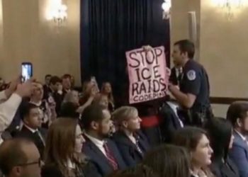 kristi-noem-protest